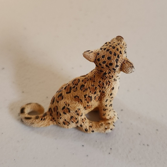 Schleich Cheetah Cub Toy PVC Detailed Figurine sitting D-73508 Retired 1.5" - Picture 3 of 5